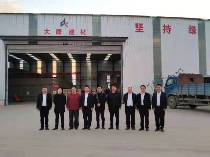 河南省磚瓦窯行業(yè)綠色發(fā)展協(xié)會、河南省生態(tài)環(huán)境廳綠色發(fā)展部攜行業(yè)**專家蒞臨河南亞新窯爐有限公司進行現(xiàn)場考察