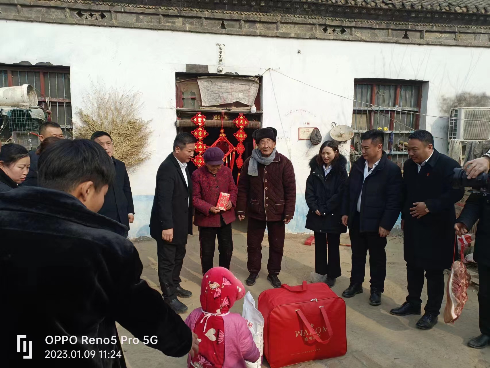 亞新慰問暖人心，歲寒情深暖人心